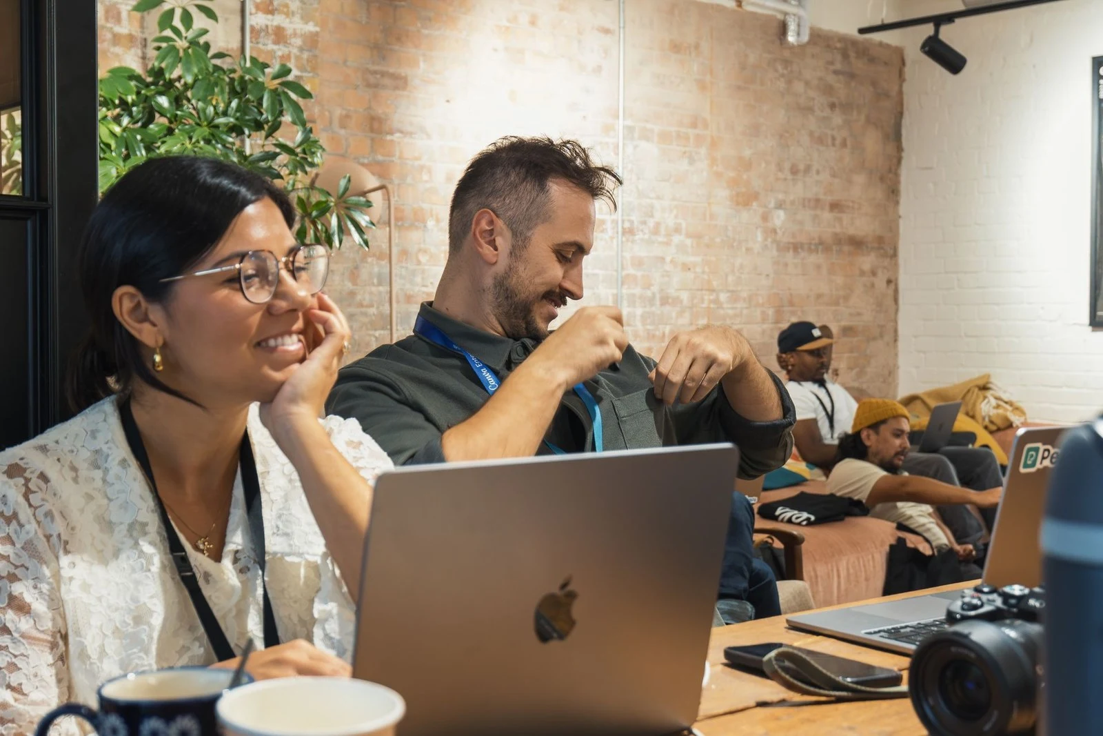 Equipe avaliando um sistema em computadores no escritório, durante o teste de um software de gestão de PI