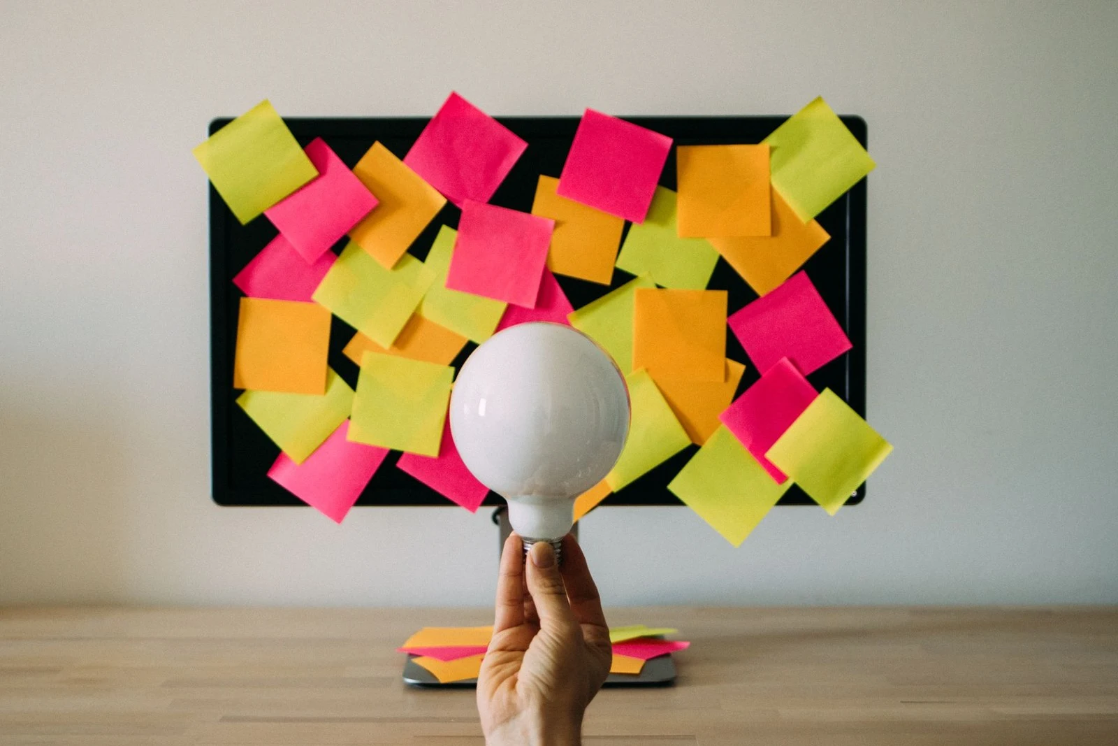 Lâmpada desenhada em quadro com anotações, simbolizando ideias e invenções que a empresa deve mapear